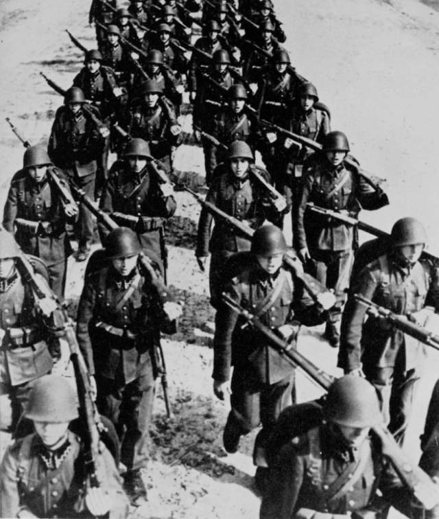 Oddział polskiej piechoty w marszu